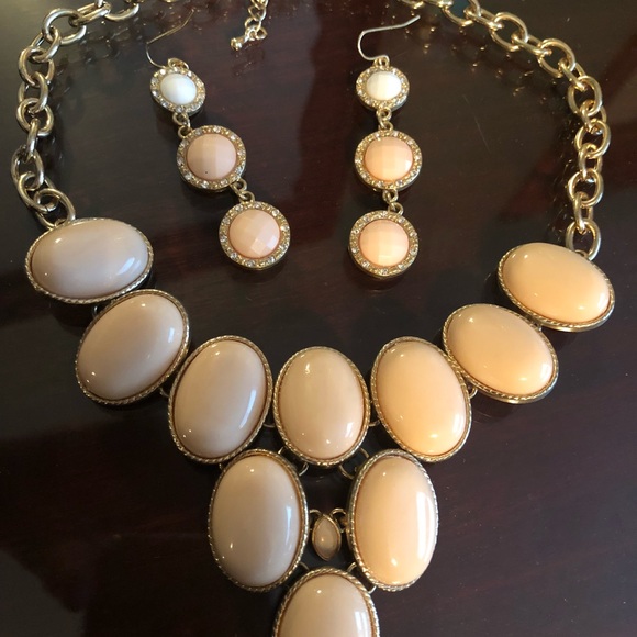 Women’s necklace and earring set - Picture 2 of 4